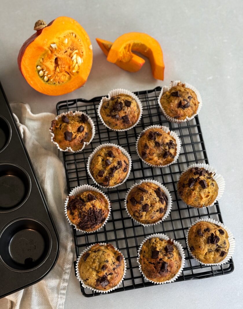 Schokoladenmuffins mit Kürbis servieren
