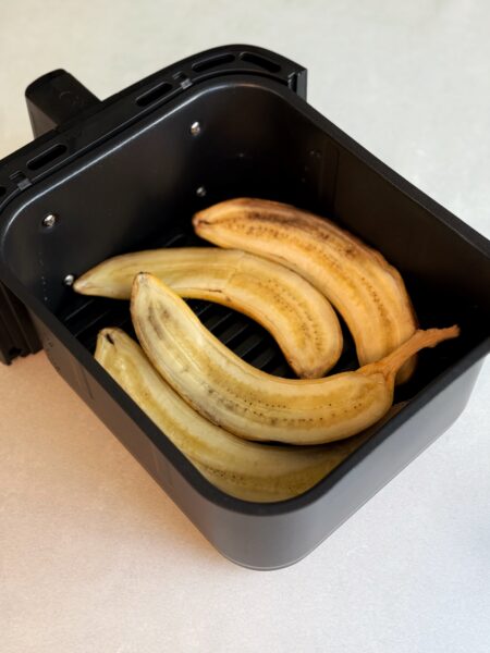 Banane längs inkl Schale halbieren (oder in dicke Stücke schneiden, mit Zitrone beträufeln und optional Zimt würzen