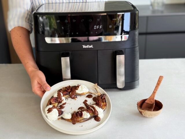 In der Heissluftfriteuse TEFAL Dual Easy Fry & Grill: 200°C, 10 Min backen. 5 Min. vor Ende die Pekannüsse zu den Bananen geben, mitbacken. In der zweiten Lade der Heissluftfriteuse Schokolade geben und bei 60 Grad 5 Min. schmelzen. Heisse Bananen auf zwei Teller anrichten, Skyr Pekannüsse und Schokoladensauce darauf verteilen und warm geniessen.