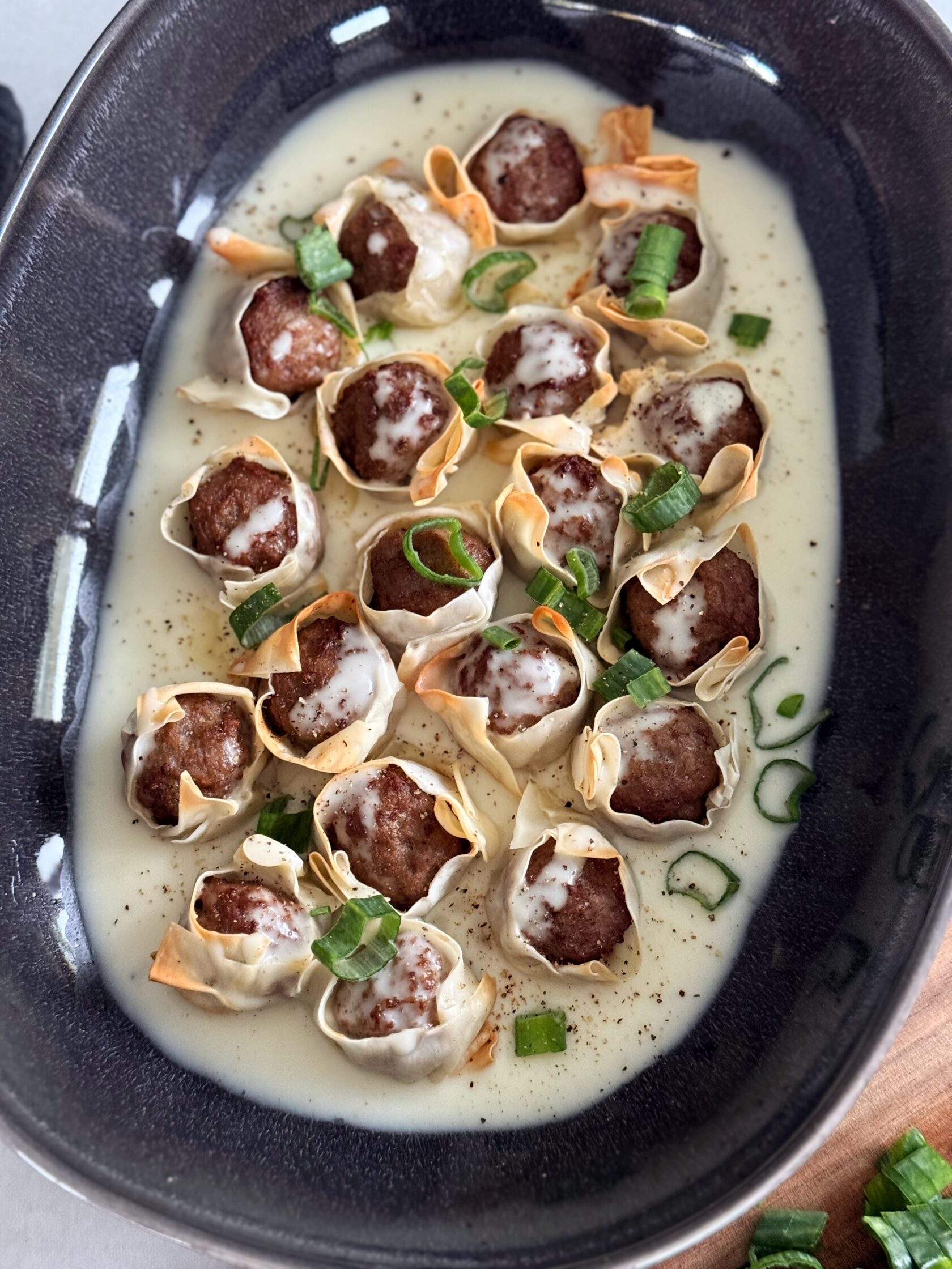 Köttbullar Dumplings sind da! 🥟✨ Aussen superknusprig, innen herrlich saftig – und das Ganze in schnell auf dem Tisch.