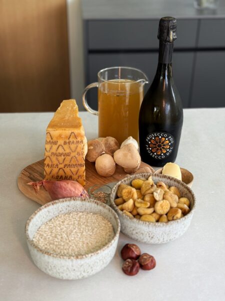 400 g Maroni aus dem Tiefkühler 400 g Kräuterseitlinge 2 EL Olivenöl 1 Zweig Rosmarin 1 Zwiebel 200 g Risotto Reis 2 dl Prosecco DOC 600 dl Bouillon 1 Prise Muskatnuss 80 g Grana Padano g.U. 1 EL Butter