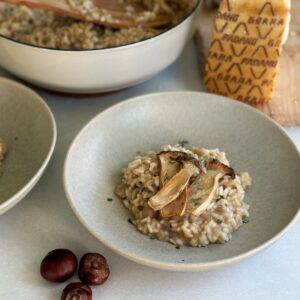 Nussige Marroni, saftige Kräuterseitlinge und die buttrige Cremigkeit von Grana Padano verschmelzen zu einem Gericht, das nach Herbst, Freunden und langen Abenden schmeckt - Marroni-Pilz-Risotto!