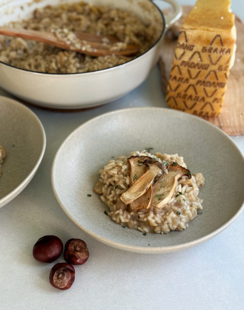 Nussige Marroni, saftige Kräuterseitlinge und die buttrige Cremigkeit von Grana Padano verschmelzen zu einem Gericht, das nach Herbst, Freunden und langen Abenden schmeckt - Marroni-Pilz-Risotto!