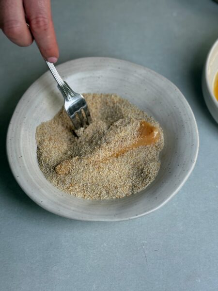 Pouletbrust in ca. 1 cm dicke Streifen schneiden. Die Pouletstreifen in Mehl wenden.