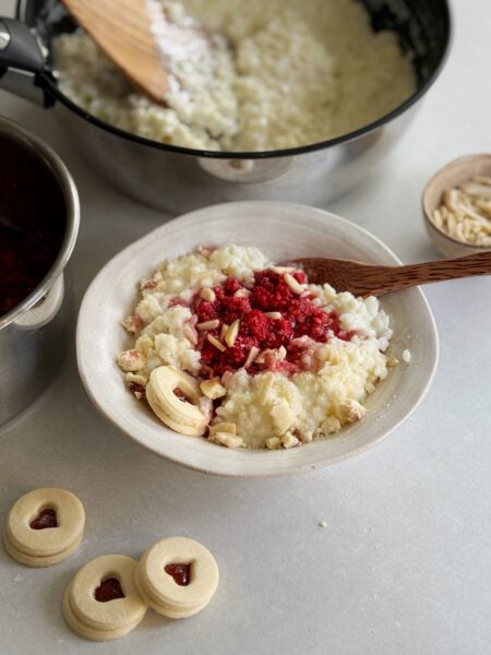 Spitzbuben‑Milchreis‑Bowl servieren