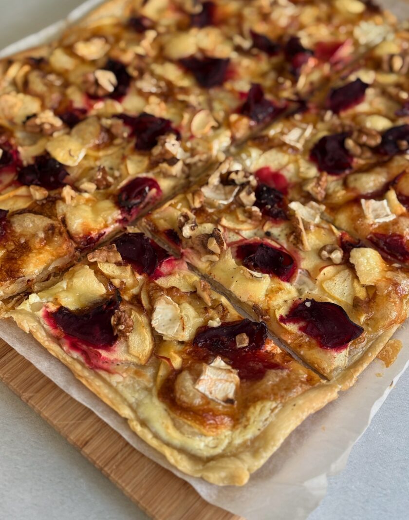 Apfel-Randen-Flammkuchen servieren