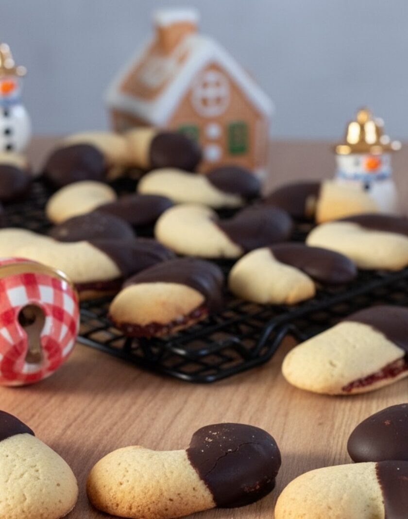 Spritzgebäck-Spitzbuben mit Schokolade sevieren