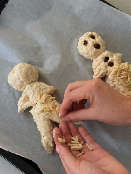 Diese High‑Protein‑Grittibänz haben mich total überzeugt - sie sind nicht nur proteinreich und fein, sondern sehen auch noch richtig hübsch aus! Sie sind in nur 40 Minuten fertig, liefern extra Eiweiss dank Skyr und eignen sich perfekt als Frühstück, Snack oder kleines Mitbringsel für Advents- und Weihnachtsanlässe.