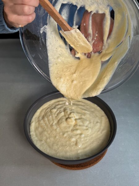 Eiweiss und Eigelb trennen. Eigelb mit Zucker, Milch und Joghurt zu einem glatten Teig rühren. Eiweiss mit Salz steif schlagen, die Hälfte des Eiweiss abwechselnd mit dem Mehl zu dem Teig geben. (Mehl durch ein Sieb in die Schüssel geben, so gibt es keine Klümpchen). Nun das restliche Eiweiss vorsichtig mit einer Teigkarte unterheben. Butter in einer Bratpfanne schmelzen, Teig hineingiessen.