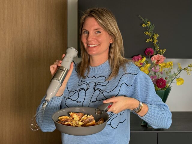 Mit dem Stabmixer von @tefal_ch wird der Teig besonders cremig und klümpchenfrei - so gelingt der Kaiserschmarrn garantiert!