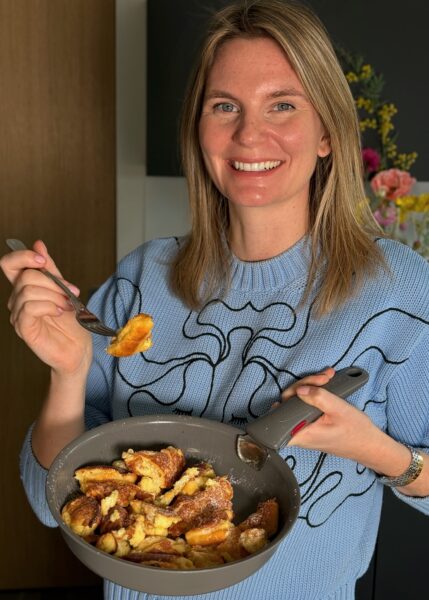 Im vorgeheizten Backofen bei ca. 200 °C Ober-/Unterhitze 15 Minuten backen, danach in Viertel teilen. Wenden und in weiteren 10 Minuten fertig backen. Mit Puderzucker bestreuen und je nach Lust mit Zwetschgen- oder Apfelkompott servieren