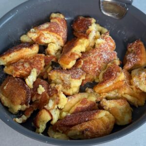 High Protein Kaiserschmarrn aus dem Backofen 3 Dieser High Protein Kaiserschmarrn aus dem Backofen ist luftig, süss und liefert dir extra Eiweiss - perfekt für Wintertage oder einfach als Familienrezept.