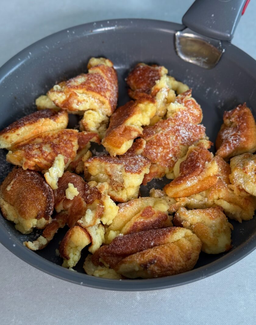 Dieser High Protein Kaiserschmarrn aus dem Backofen ist luftig, süss und liefert dir extra Eiweiss - perfekt für Wintertage oder einfach als Familienrezept.