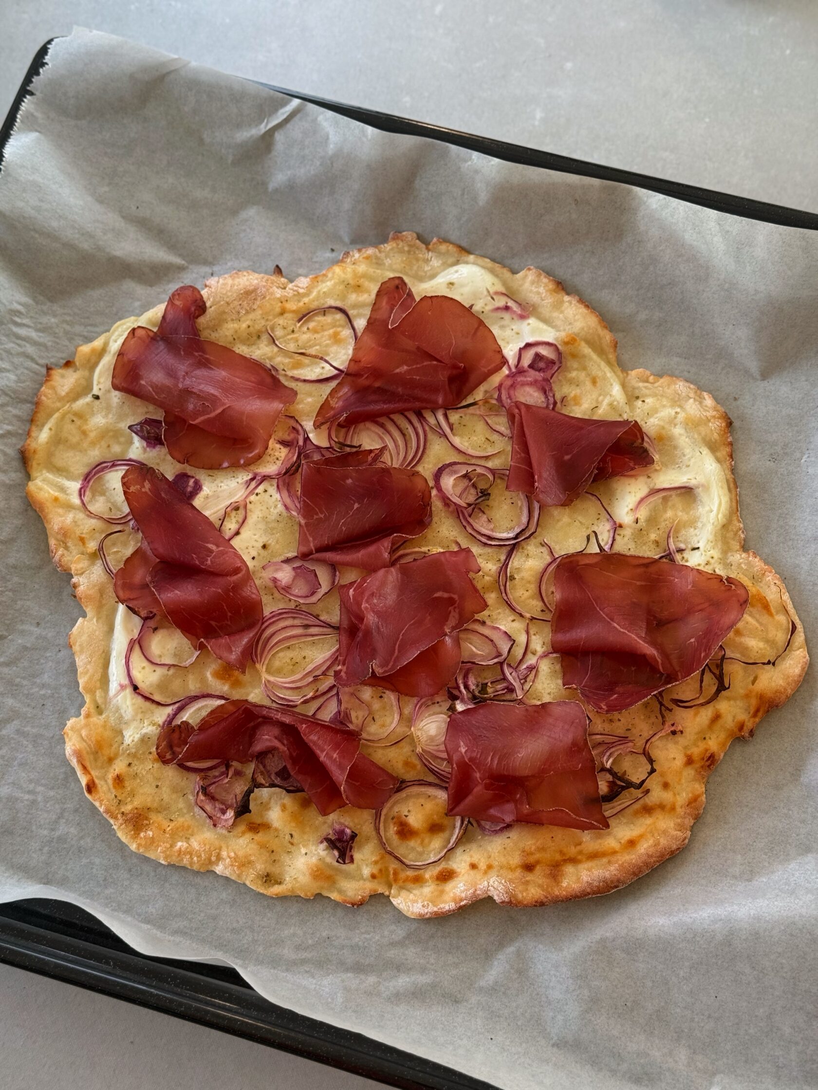 Dieser High‑Protein‑Flammkuchen verbindet in wenigen Handgriffen zwei Dinge, die im Alltag zählen: schnelle Zubereitung und hoher Nährwert.