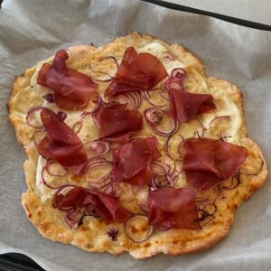 Dieser High‑Protein‑Flammkuchen verbindet in wenigen Handgriffen zwei Dinge, die im Alltag zählen: schnelle Zubereitung und hoher Nährwert.