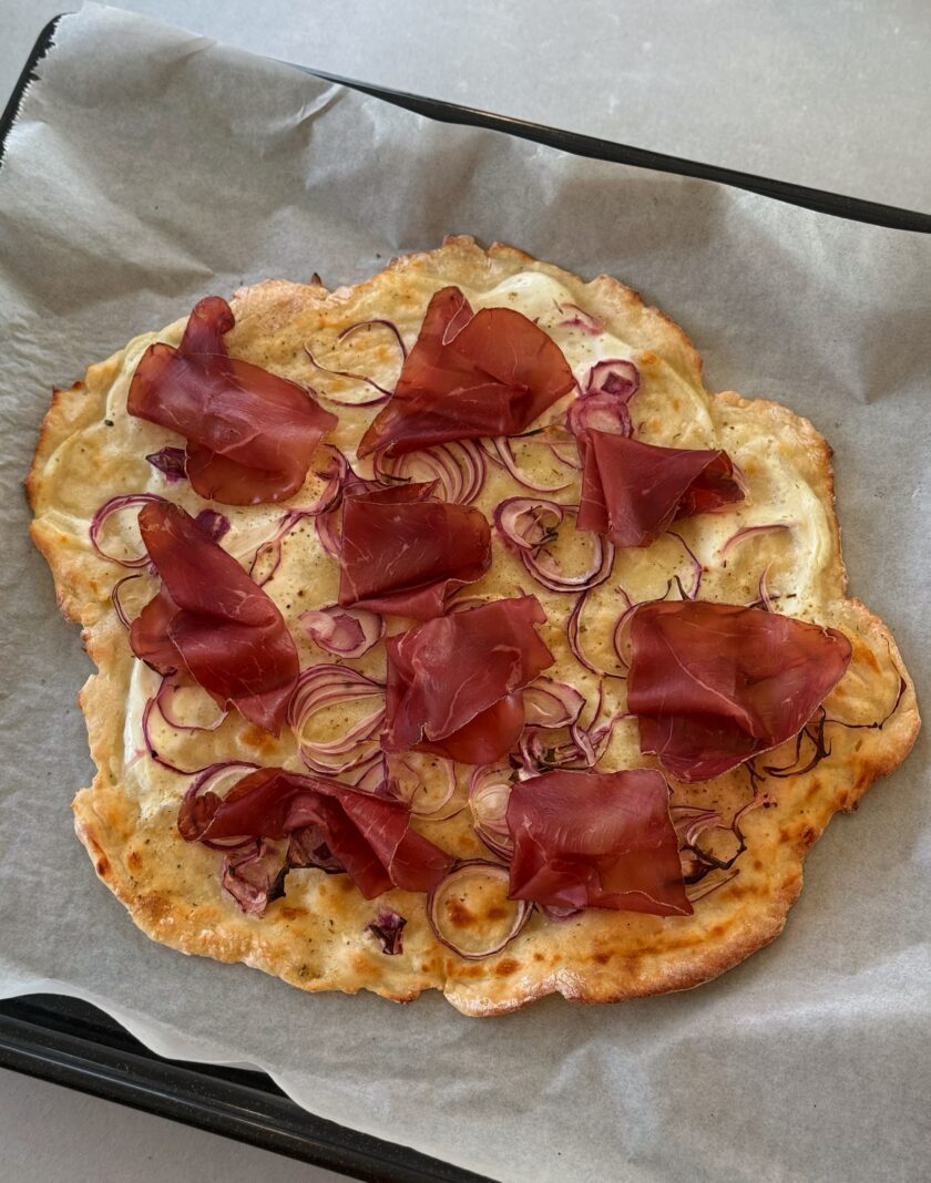 Dieser High‑Protein‑Flammkuchen verbindet in wenigen Handgriffen zwei Dinge, die im Alltag zählen: schnelle Zubereitung und hoher Nährwert.