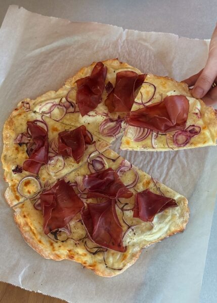 Dieser High Protein Flammkuchen mit Quarkteig ist in 30 Minuten fertig, liefert viel Eiweiss und schmeckt sowohl als Familienessen wie auch als ausgewogener schneller Hauptgang. Perfekt, wenn du wenig Zeit hast, aber nicht auf Geschmack verzichten willst.