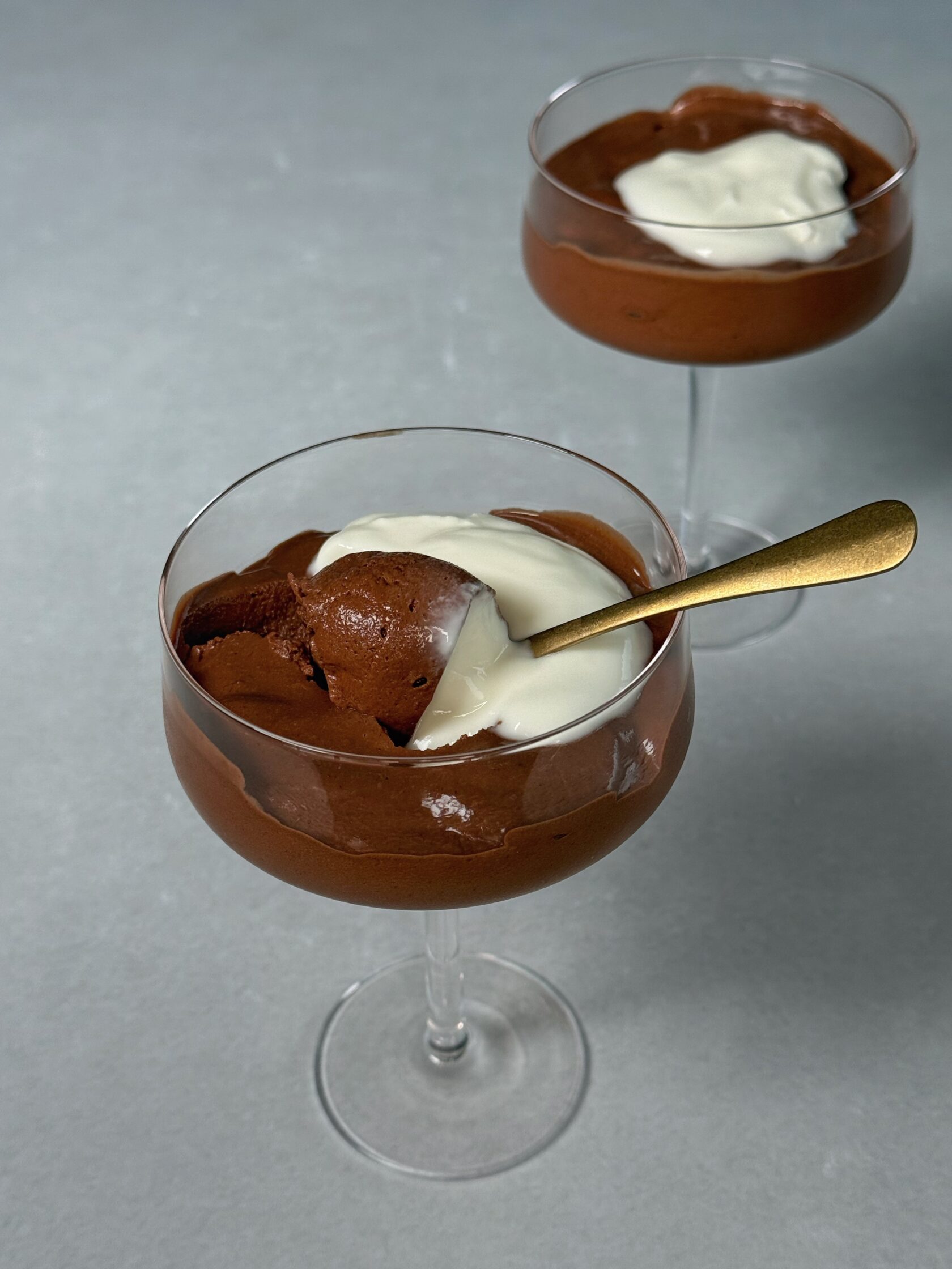 2 Zutaten Schokoladenmousse aus Kaki servieren