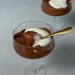 2 Zutaten Schokoladenmousse aus Kaki servieren