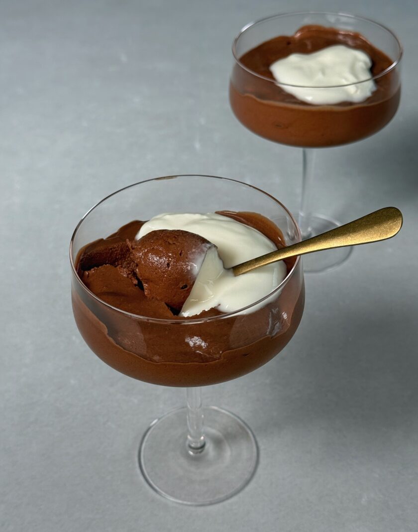 2 Zutaten Schokoladenmousse aus Kaki servieren