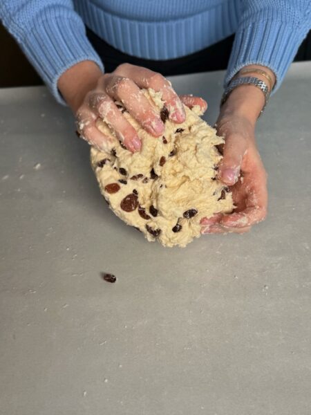 Teig vorbereiten: Mehl, Backpulver, Zucker und Salz in einer Schüssel mischen. Skyr und 1 ganzen Ei und einmal nur das Eiweiss (das Eigelb benötigen wir dann fürs bestreichen) hinzufügen und alles zu einem geschmeidigen Teig verkneten. Rosinen unterheben. Figur verstecken: Eine kleine Portion Teig abnehmen, die Mandel oder Figur hineinlegen und zu einer Kugel formen.