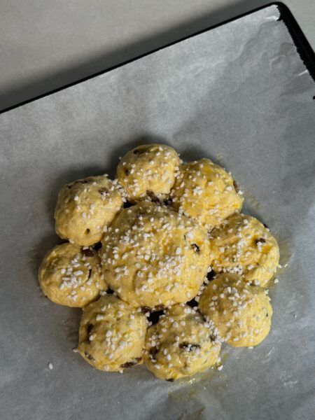 Backen: Bei 180 Grad in der Mitte des Ofens bei Heissluft ca. 25–30 Minuten goldbraun backen, danach kurz abkühlen lassen.