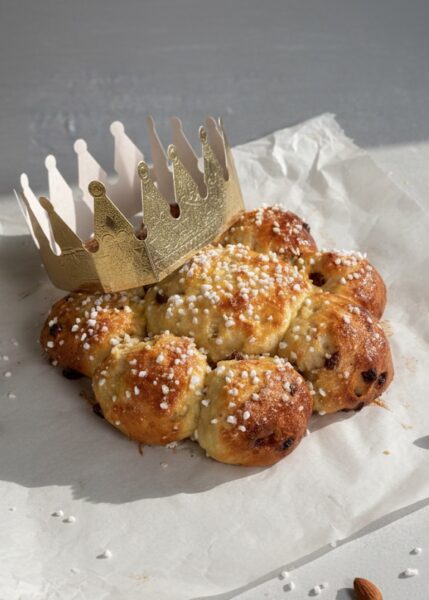 Heute backen wir etwas, das sofort gute Laune verbreitet: einen schnellen High‑Protein‑Dreikönigskuchen für die ganze Familie. Lass aus einfachen Zutaten etwas Festliches zaubern!