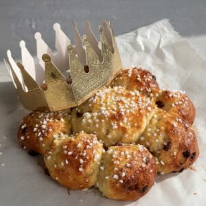 High‑Protein‑Dreikönigskuchen 1 Heute backen wir etwas, das sofort gute Laune verbreitet: einen schnellen High‑Protein‑Dreikönigskuchen für die ganze Familie. Lass aus einfachen Zutaten etwas Festliches zaubern!