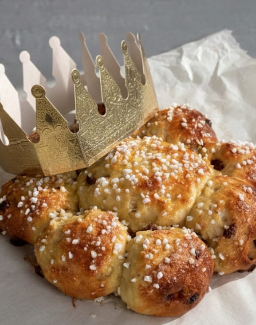 Heute backen wir etwas, das sofort gute Laune verbreitet: einen schnellen High‑Protein‑Dreikönigskuchen für die ganze Familie. Lass aus einfachen Zutaten etwas Festliches zaubern!