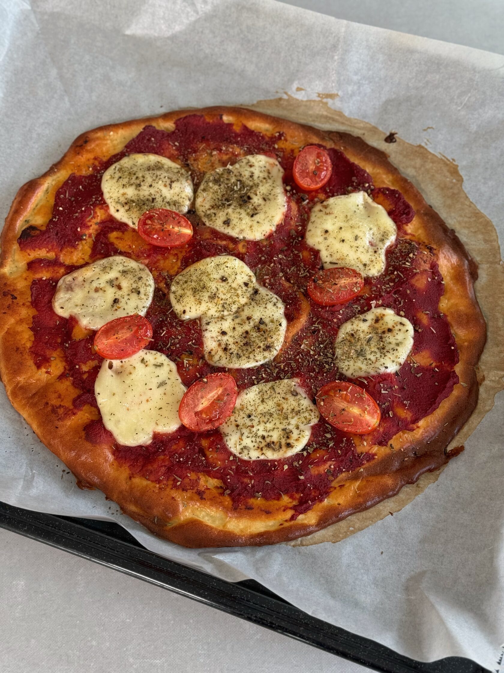 Diese High‑Protein Pizza ist mein aktueller Go‑To, wenn ich etwas Schnelles, Sättigendes und trotzdem Leichtes möchte. Der Quarkteig ist in Minuten gemixt, super proteinreich und wird im Ofen richtig schön fluffig.