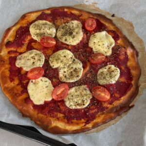 High Protein Pizza 2 Diese High‑Protein Pizza ist mein aktueller Go‑To, wenn ich etwas Schnelles, Sättigendes und trotzdem Leichtes möchte. Der Quarkteig ist in Minuten gemixt, super proteinreich und wird im Ofen richtig schön fluffig.