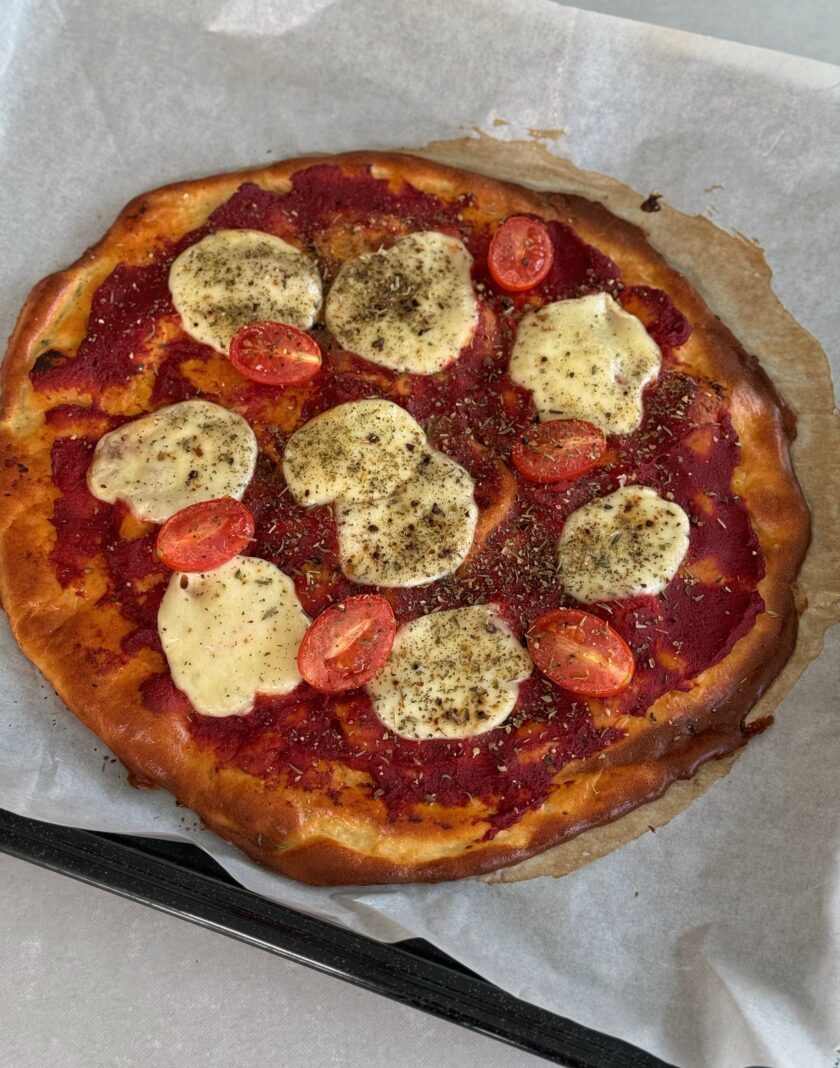 Diese High‑Protein Pizza ist mein aktueller Go‑To, wenn ich etwas Schnelles, Sättigendes und trotzdem Leichtes möchte. Der Quarkteig ist in Minuten gemixt, super proteinreich und wird im Ofen richtig schön fluffig.