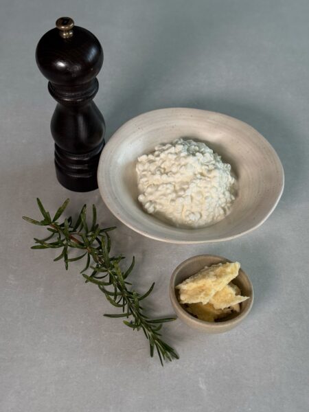 Aussen super crunchy, innen voller Protein und perfekt für alle, die eine schnelle, gesunde Alternative zu klassischen Chips suchen. Und das Beste: komplett ohne Mehl, ohne Zusätze, ohne Aufwand.