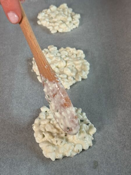 200 g Hüttenkäse 30 g Parmesan 1 Zweig frischer Rosmarin oder 1 TL getrockneter Rosmarin Etwas schwarzer Pfeffer 