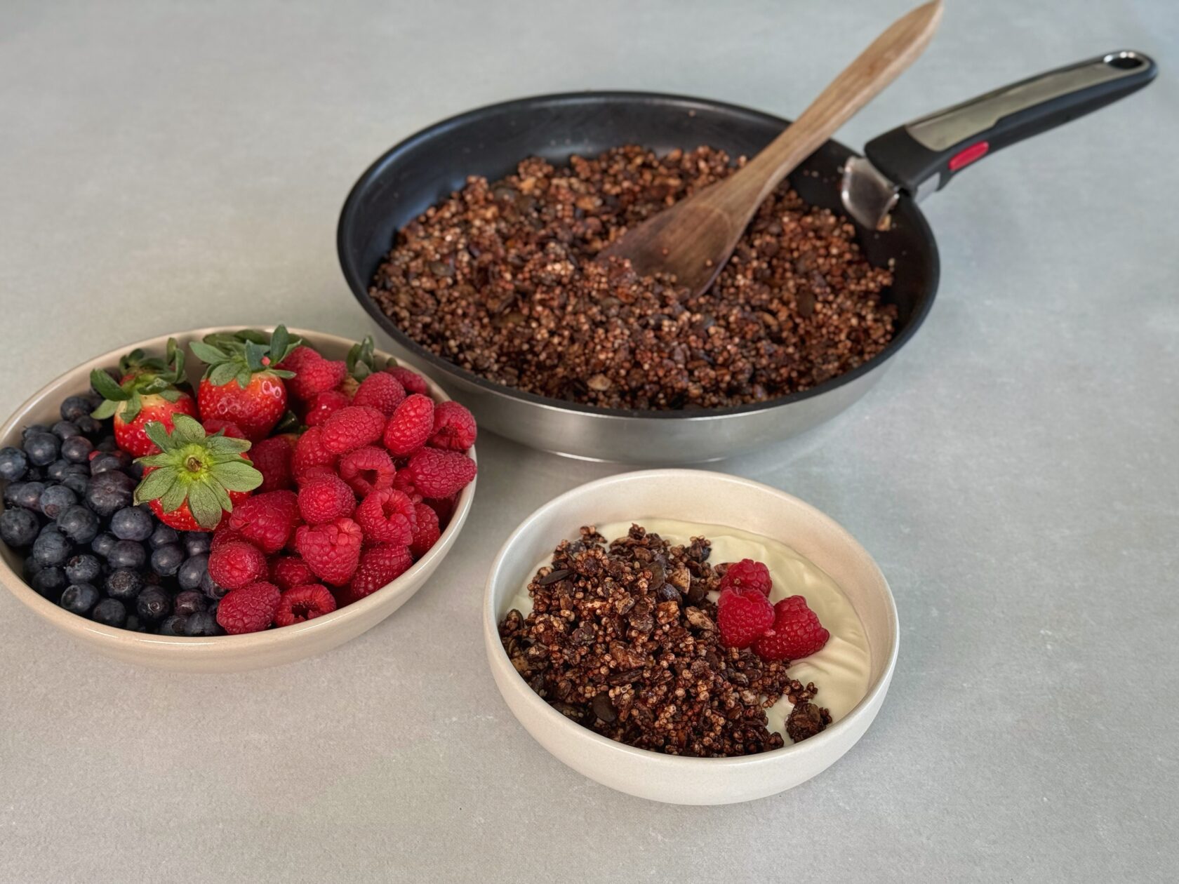 Knusprig, schokoladig und in nur 20 Minuten fertig – dieses High Protein Granola aus der Pfanne ist mein neuer Favorit! 🤎✨ Ich habe das Granola in der @tefal_ch Ingenio Preference On zubereitet, weil sie beim Rösten eine unglaublich gleichmässige Hitze liefert und nichts anbrennen lässt. Durch das Rösten in der Pfanne bekommen Haferflocken, Mandeln und Kürbiskerne ein intensives Aroma, während Quinoa, Chiasamen und Hanfsamen für extra Protein sorgen. Die dunkle Schokolade schmilzt nur leicht und sorgt für diese perfekten kleinen „Drops“, die jedes Müsli besser machen.