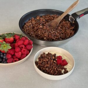 Granola aus der Pfanne 5 Knusprig, schokoladig und in nur 20 Minuten fertig – dieses High Protein Granola aus der Pfanne ist mein neuer Favorit! 🤎✨ Ich habe das Granola in der @tefal_ch Ingenio Preference On zubereitet, weil sie beim Rösten eine unglaublich gleichmässige Hitze liefert und nichts anbrennen lässt. Durch das Rösten in der Pfanne bekommen Haferflocken, Mandeln und Kürbiskerne ein intensives Aroma, während Quinoa, Chiasamen und Hanfsamen für extra Protein sorgen. Die dunkle Schokolade schmilzt nur leicht und sorgt für diese perfekten kleinen „Drops“, die jedes Müsli besser machen.