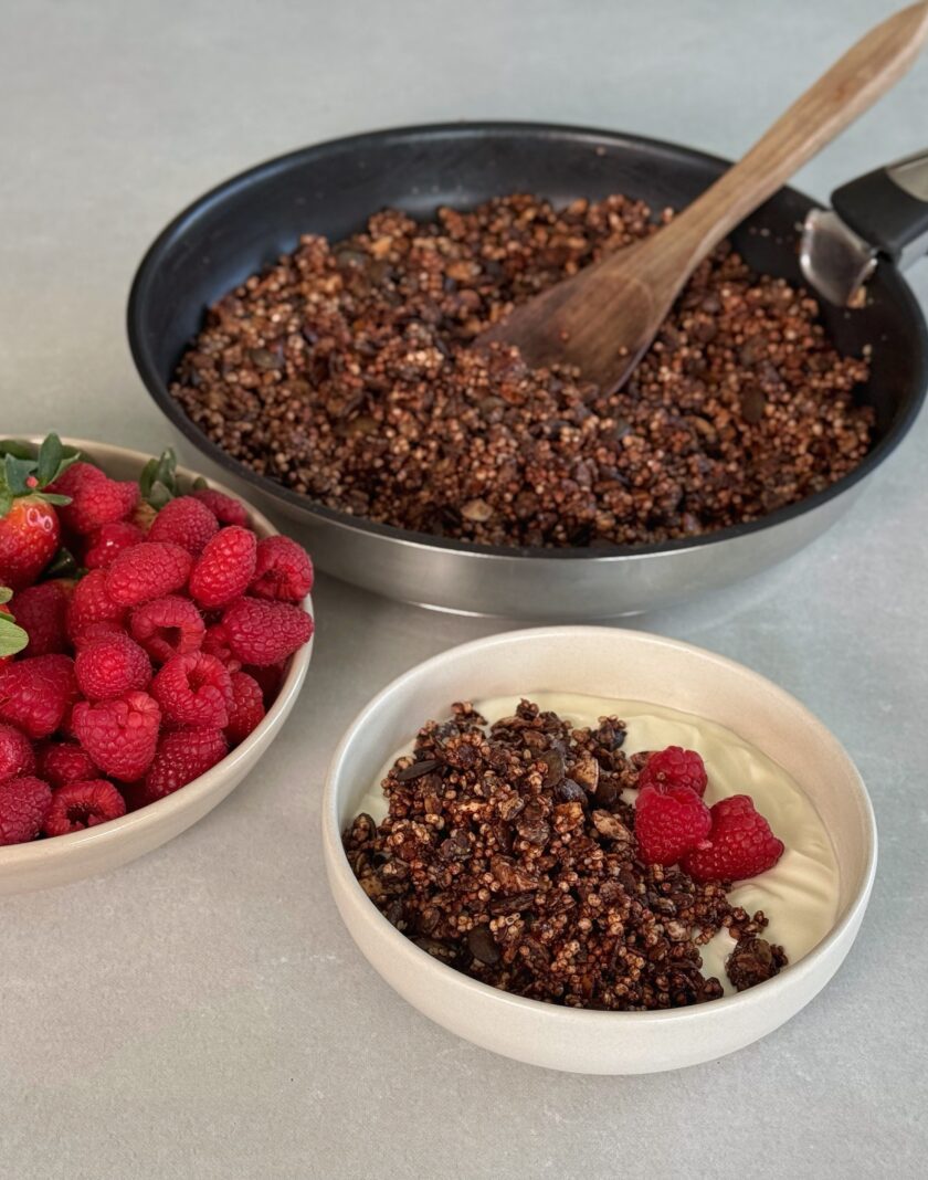 Knusprig, schokoladig und in nur 20 Minuten fertig – dieses High Protein Granola aus der Pfanne ist mein neuer Favorit! 🤎✨ Ich habe das Granola in der @tefal_ch Ingenio Preference On zubereitet, weil sie beim Rösten eine unglaublich gleichmässige Hitze liefert und nichts anbrennen lässt. Durch das Rösten in der Pfanne bekommen Haferflocken, Mandeln und Kürbiskerne ein intensives Aroma, während Quinoa, Chiasamen und Hanfsamen für extra Protein sorgen. Die dunkle Schokolade schmilzt nur leicht und sorgt für diese perfekten kleinen „Drops“, die jedes Müsli besser machen.