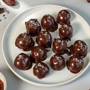 Probier die Viral Brownie Protein Balls als deinen neuen Lieblings‑Snack: ohne Proteinpulver, nur natürliche Proteine aus Hafer & Nüssen, no bake und ready in 15 minutes