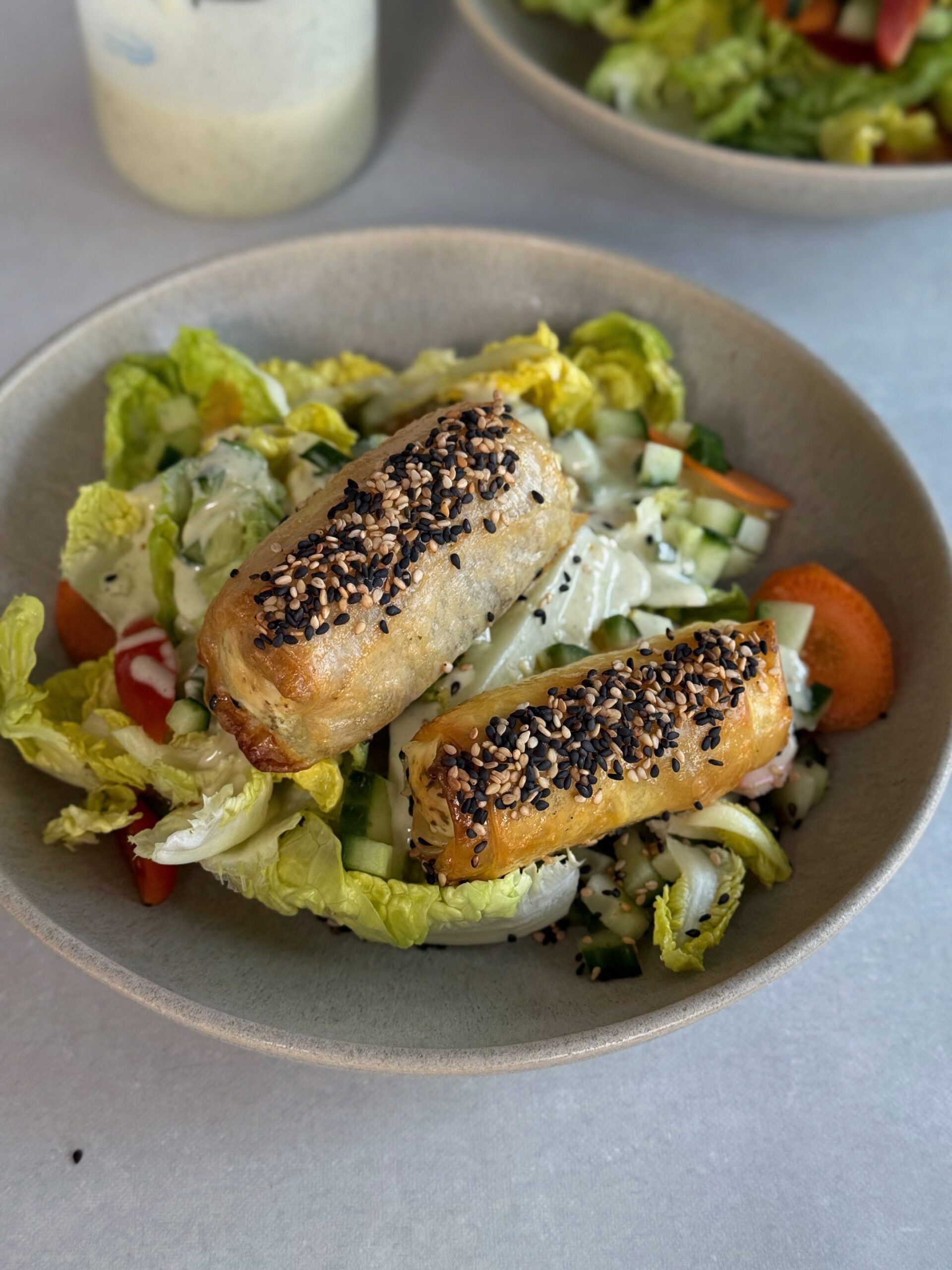 High-Protein Feta-Stangen mit Salat