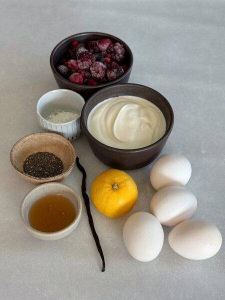 250 g Griechischer Joghurt 4 Eier 1 EL Speisestärke 2 EL Honig 1 Vanilleschote (das Mark) 200 g Tiefkühl Beeren 1 EL Chia-Samen 1 TL Zitronensaft 1 EL Wasser