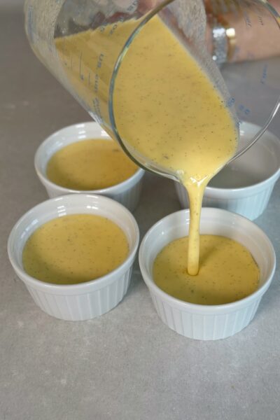 Schüssel. Halbiere die Vanilleschote, kratze das Mark heraus und rühre es unter. Fülle die Masse in 4-6 kleine Förmchen und stelle diese in die grössere Lade des Airfryers.