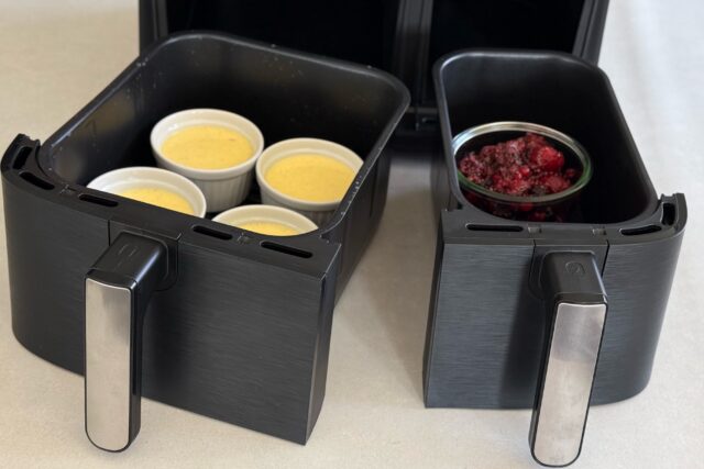 Verrühre Zitronensaft mit Wasser und den Chia-Samen. Gib die TK-Beeren zusammen mit dem Zitronensaft in eine weitere, hitzebeständige Form (z. B. eine kleine Keramikschale), die in die zweite Schublade passt.