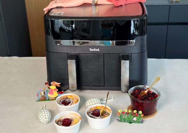 Schiebe beide Schubladen in den Airfryer: Zone 1 (Auflauf): Stelle 160°C für 15–20 Minuten ein. Zone 2 (Beeren): Stelle 180°C für 10-15 Minuten ein. Drücke die SYNC-Funktion, damit beides exakt gleichzeitig fertig ist! Der Airfryer startet die Beeren-Zone dann automatisch etwas später.