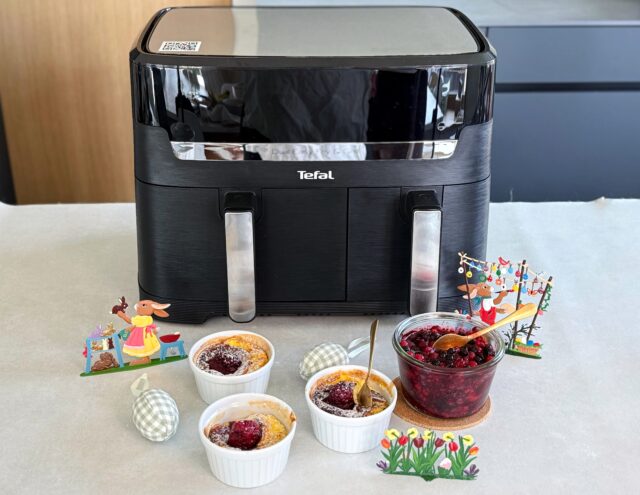 Sobald es piept: Lass das Kompott ca. 5 Minuten quellen, bis es die perfekte Bindung hat. Nimm den Pudding aus Zone 1. Er sollte am Rand fest und oben leicht goldbraun sein und serviere ihn mit dem Kompott.