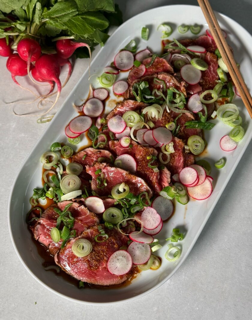 Schnelles Beef Tataki: aussen kurz scharf angebraten, innen butterzart – und perfekt abgeschmeckt mit dem Fleisch‑Mix‑Rosso, dem Balsamico Bianco und dem extra vergine Olivenöl von Nahrin. Leicht, elegant und in 20 Minuten auf dem Tisch.