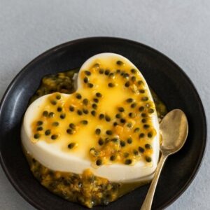 Joghurt‑Panna‑Cotta mit Passionsfrucht – mein leichtestes Sommerdessert 2 Joghurt‑Panna‑Cotta mit Passionsfrucht – mein leichtestes Sommerdessert 2