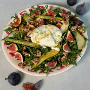 Tipp: Wenn du den Salat noch etwas "herzhafter" magst, kannst du ein paar Scheiben Rohschinken (z. B. San Daniele) ganz locker dazwischen drapieren. Die salzige Note passt hervorragend zur süssen Birne! 3