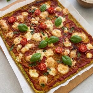 High-Protein-Tipp: Möchtest du den Proteinanteil noch weiter nach oben schrauben? Belege die Pizza zusätzlich mit ein paar Scheiben magerem Pouletaufschnitt oder streue nach dem Backen etwas fettarmen Feta darüber!